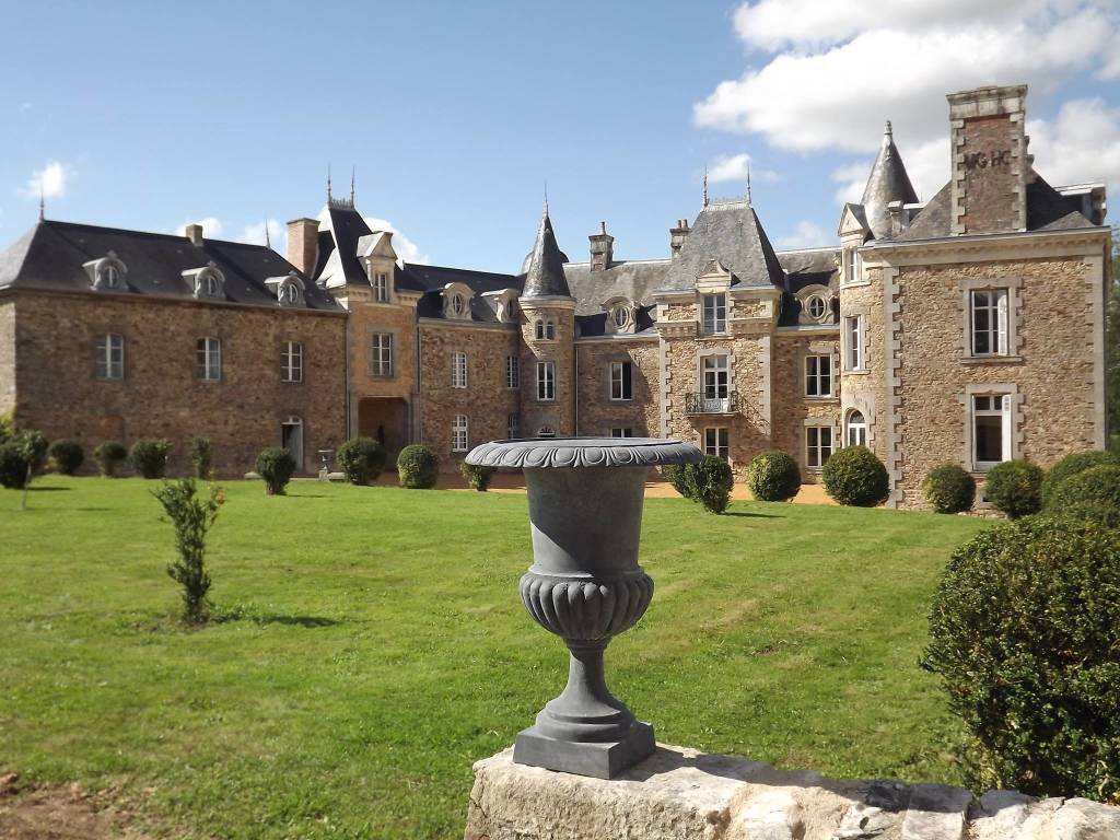 CHATEAU DE LA BARILLERE: Group accommodation France, Atlantic Loire Valley