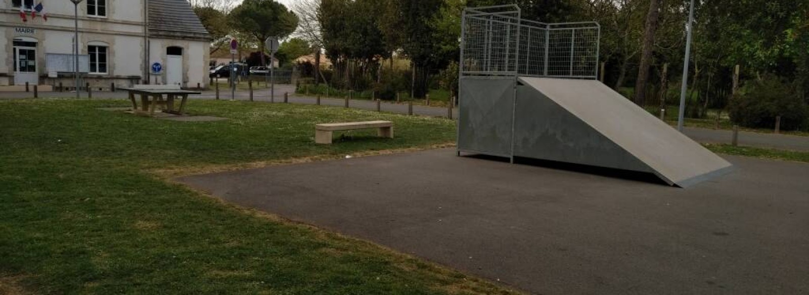 AIRE DE PIQUE-NIQUE AU CITY STADE ET SKATE PARK